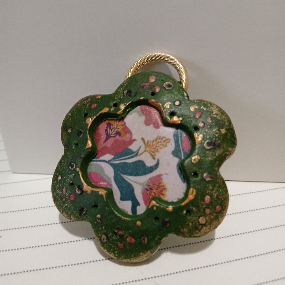 Peek-A-Boo-Pendant"